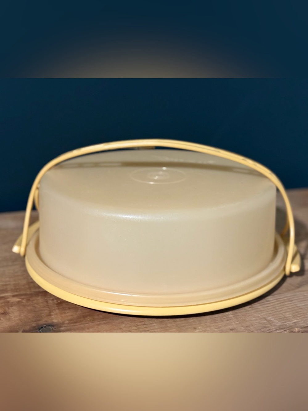Vintage Tupperware Cake Carrier with Handle – Retro Harvest Gold / Beig